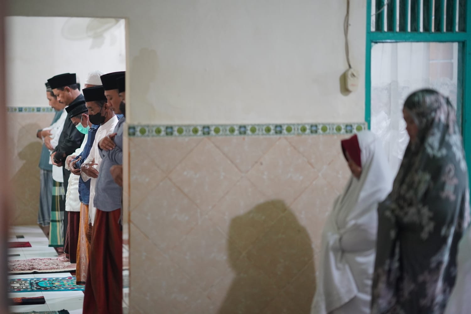 Foto 1 dari 9: Salat Isya di Masjid Baiturohman Kelurahan Rejomulyo, Jamaah Minta Bantuan Rp 10 Juta, Wali Kota Kasih Rp 15 Juta