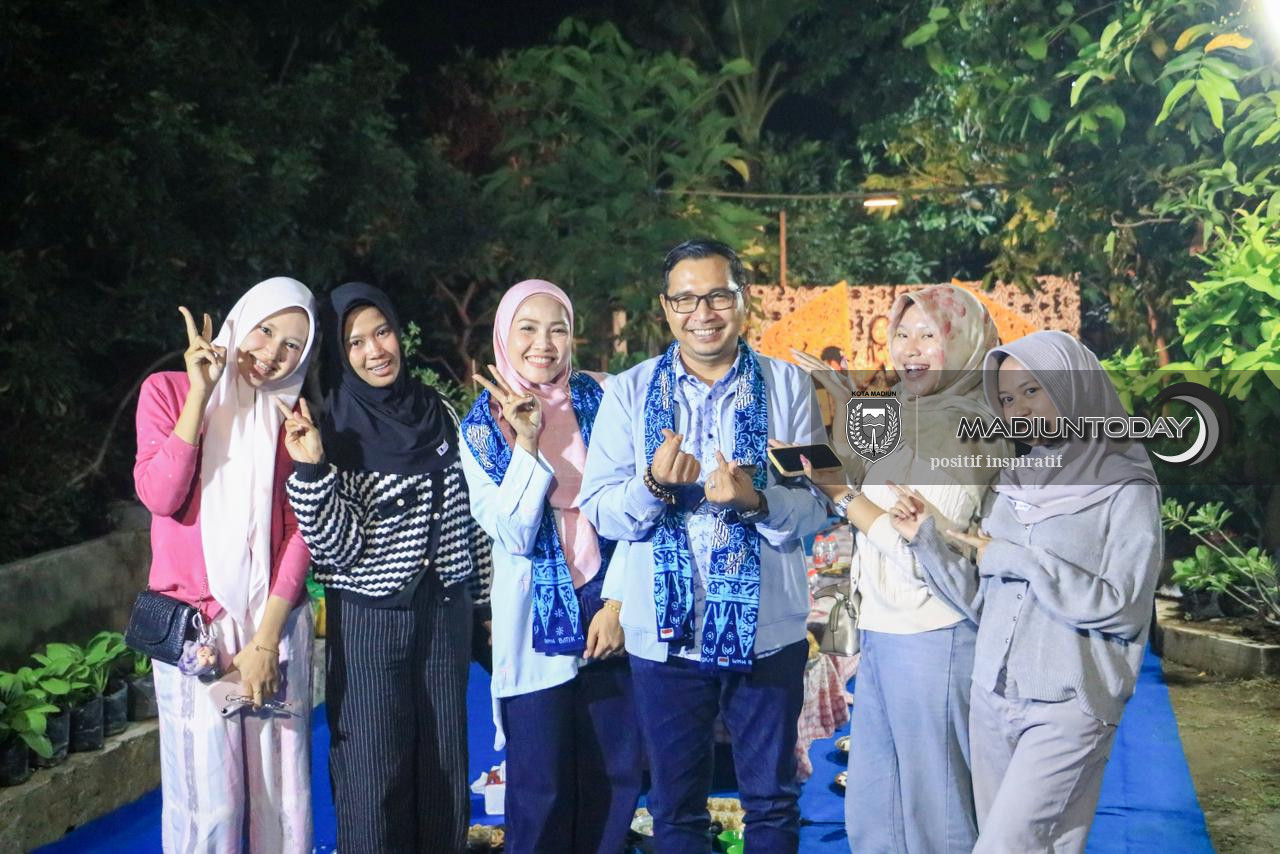Foto 10 dari 10: Tak Hanya Sambang Warga, Plt Wali Kota Juga Serahkan Bantuan, Tabur Ikan, Membatik, Hingga Memasak saat WBR