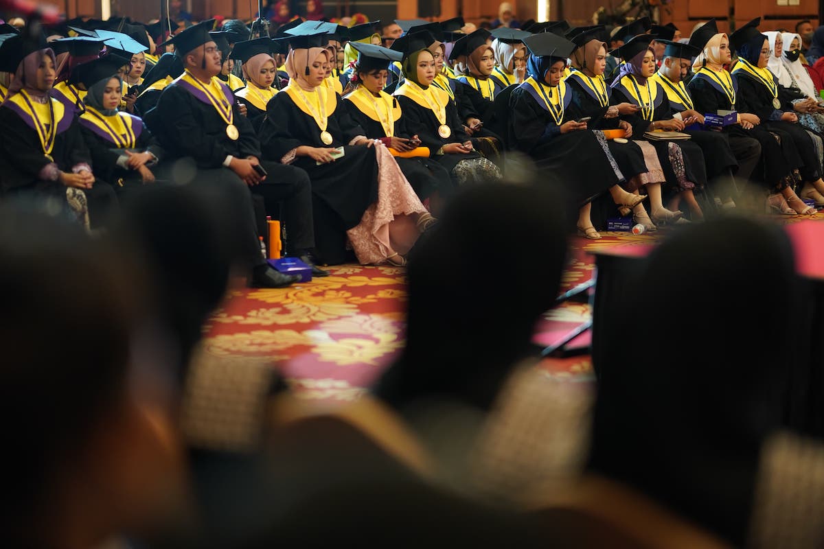 Foto 4 dari 9: Hadiri Wisuda Stikes Bhakti Husada Mulia, Wali Kota Harap Ilmunya Bermanfaat