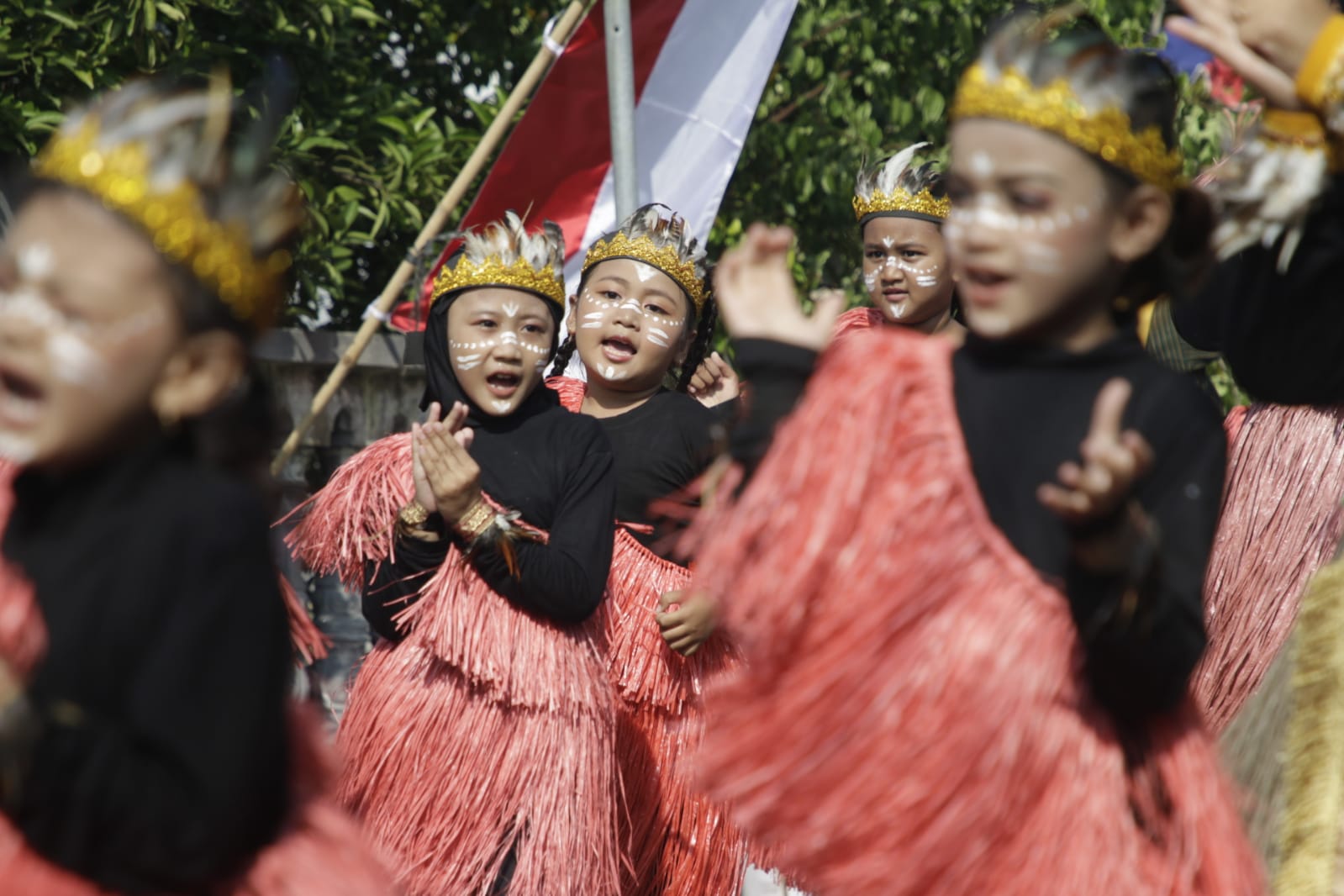 Foto 7 dari 14: Kreasi Plastik Bekas Jadi Baju Berkelas