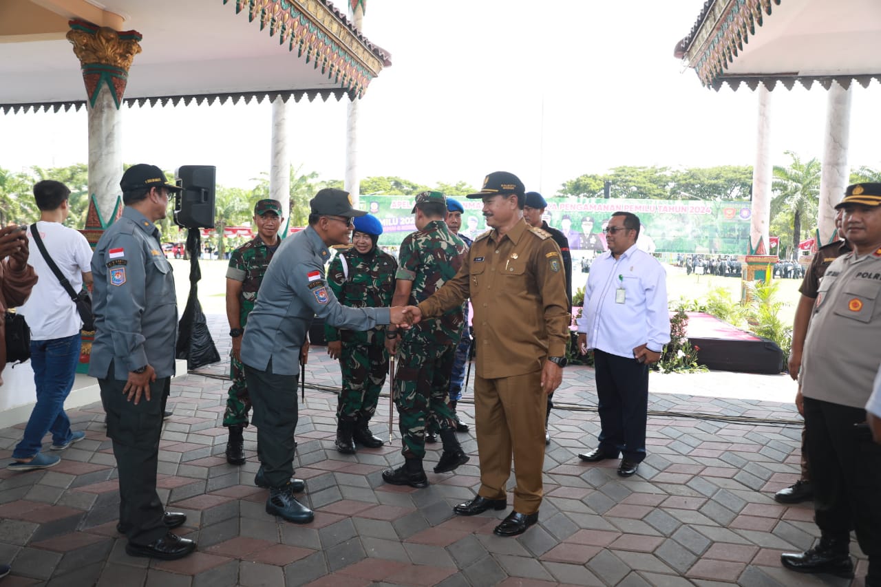 Foto 7 dari 9: Pimpin Apel Siaga Satlinmas Pengamanan Pemilu, Wali Kota: Kota Kita Sudah Ready Semua