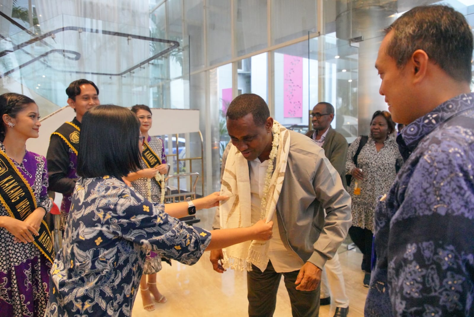 Foto 6 dari 7: Cicipi Pecel dan Dapat Sambutan Hangat Pelajar, Delegasi Kenya Langsung Terkesan dengan Kota Pendekar