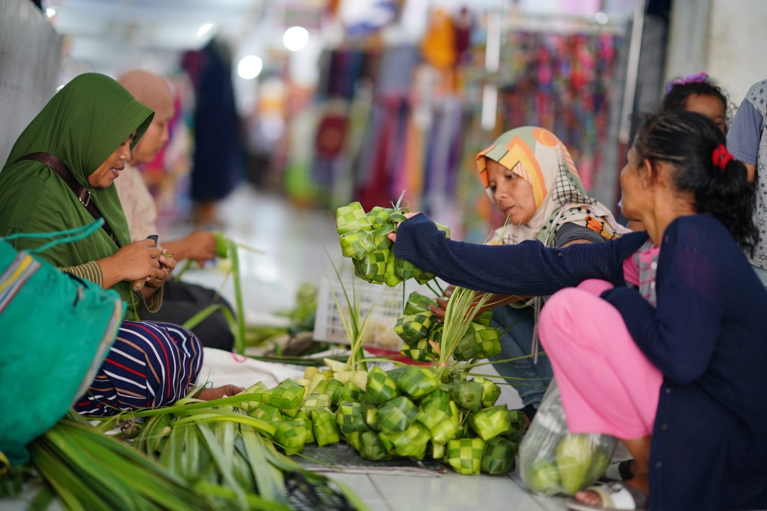 Foto 4 dari 10: Baru H+3 Lebaran, Pedagang Ketupat PBM Akui Penjualan Tahun Ini Lebih Laris