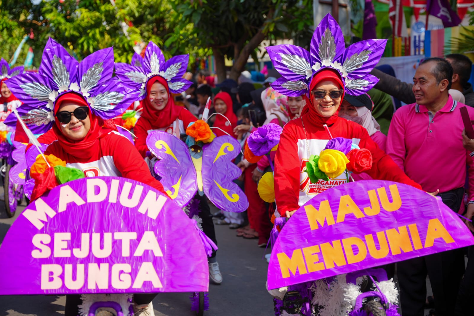 Bertabur Kreasi Warga Lewat Blooming Carnival Kelurahan Banjarejo