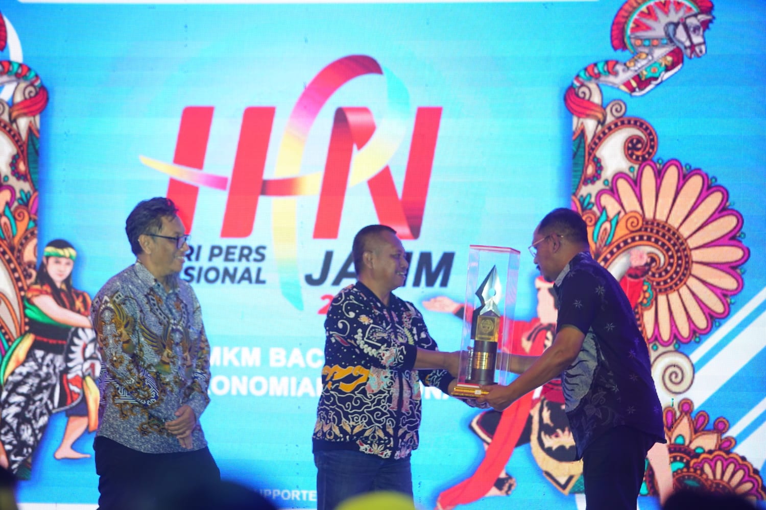 Foto 4 dari 6: Inovatif Pulihkan Ekonomi, Wali Kota Madiun Dianugerahi Penghargaan oleh PWI Jatim