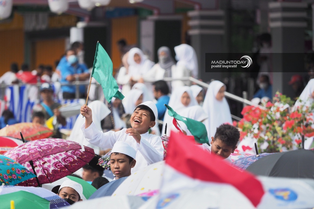 Foto 10 dari 11: Jalan Pahlawan Memutih, Ada 20 Ribu Lebih Jamaah Hadiri Pengajian Akbar Peringatan Hari Santri