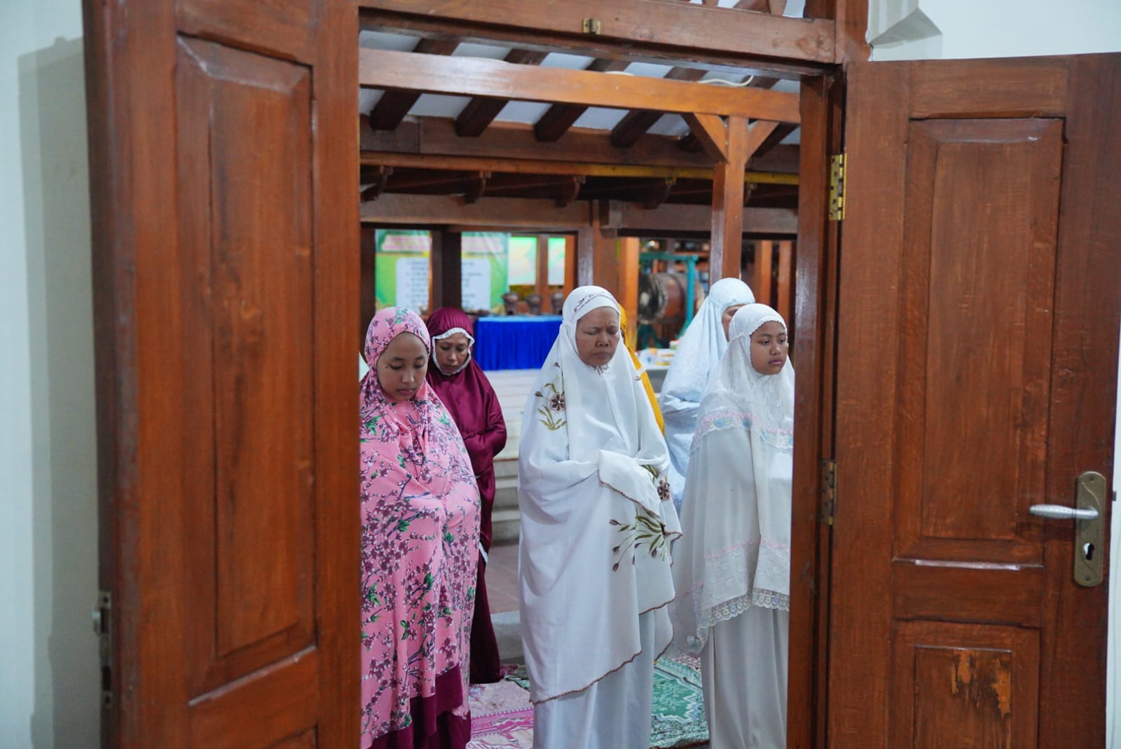 Foto 6 dari 10: Salat Isya dan Tarawih di Masjid Kuncen, Wali Kota Harapkan Kerukunan Terjaga