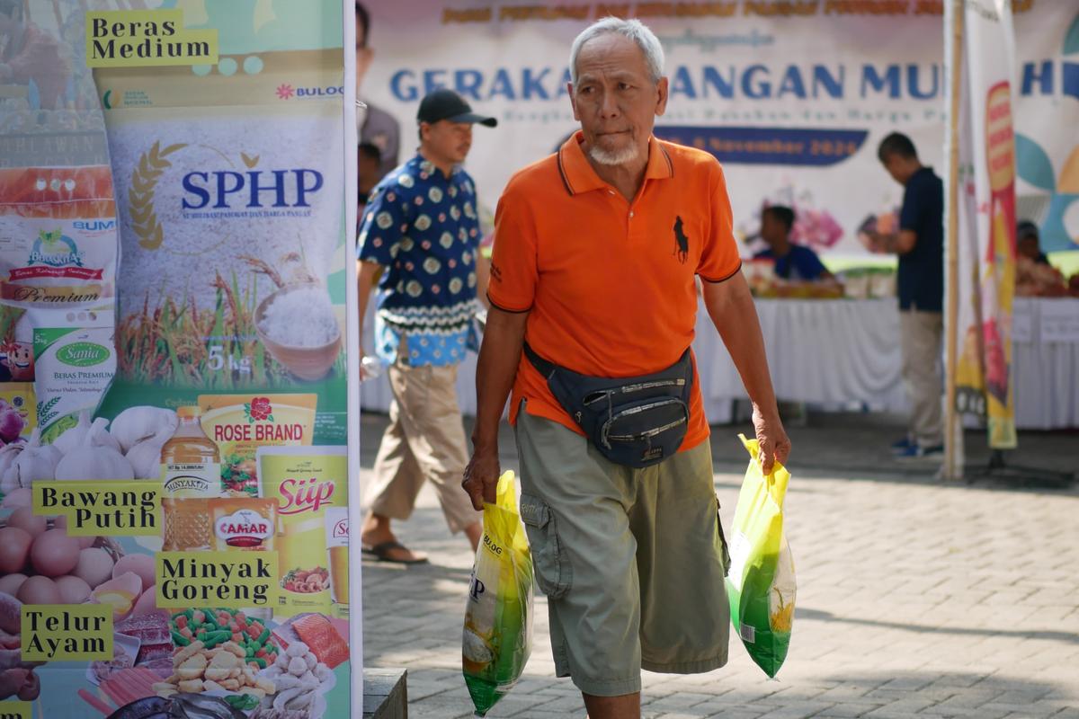 Foto 2 dari 19: Stabilisasi Harga Dan Stok Bahan Pangan, Pemprov Jatim - Pemkot Madiun Hadirkan Gerakan Pangan Murah
