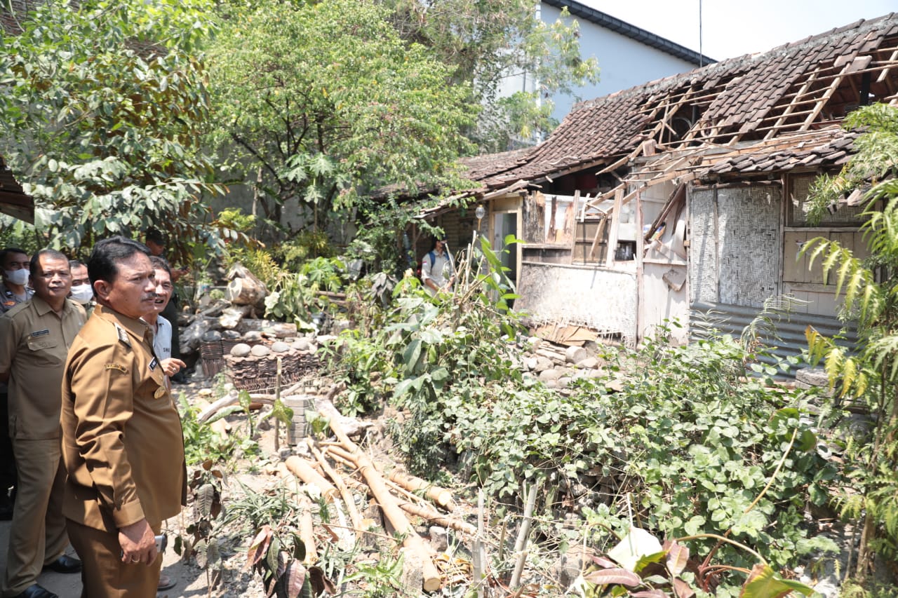 Foto 1 dari 10: Gandeng Baznas, Wali Kota Salurkan Bantuan Bagi Pemilik Rumah Ambruk di Nambangan Lor