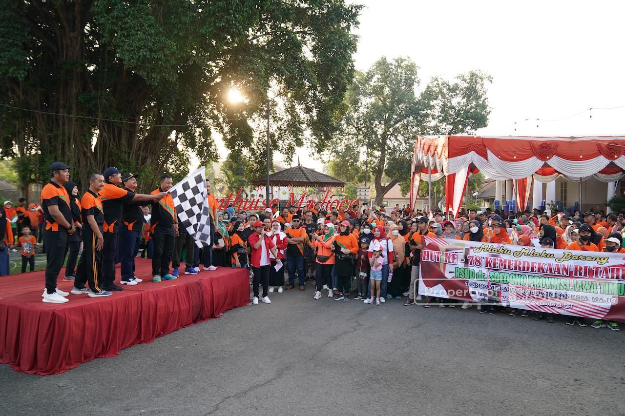 Foto 3 dari 9: Mlaku-Mlaku Bareng Karyawan RSUD dr Soedono, Wali Kota: Pelayan Kesehatan Harus Sehat