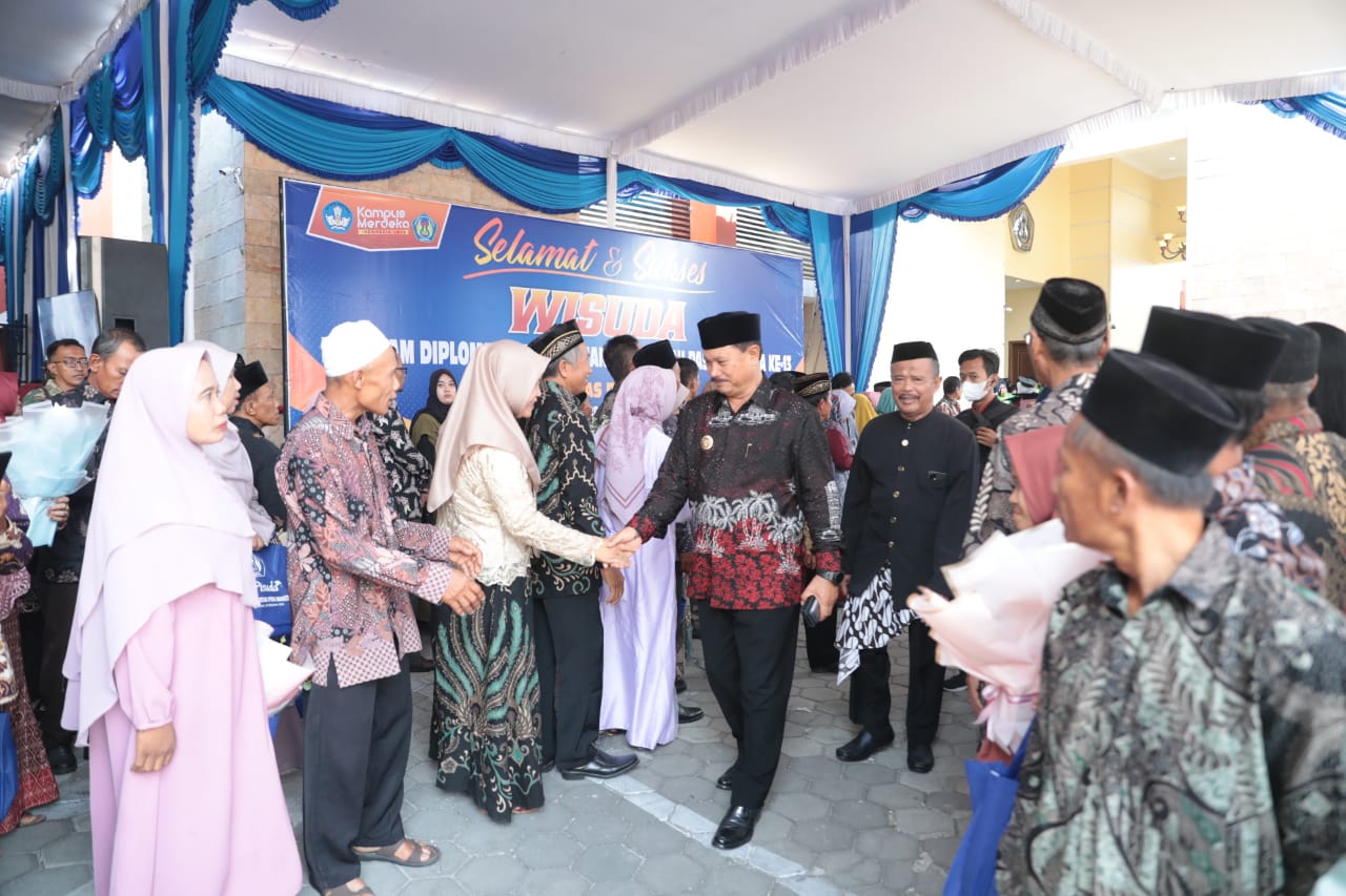 Foto 12 dari 13: Hadiri Wisuda Unipma, Wali Kota Maidi: Wisudawan Agen Perubahan
