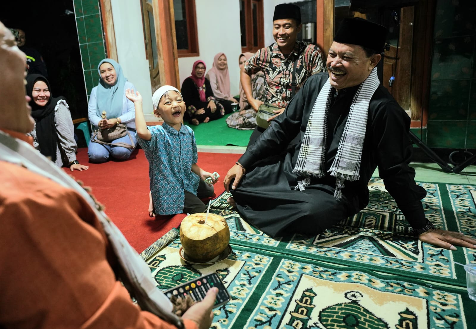 Foto 7 dari 10: Gelar Safari Ramadhan, Wali Kota Ikuti Shalat Isya Dan Tarawih Di Mushola Al Ikhlas Bersama Warga