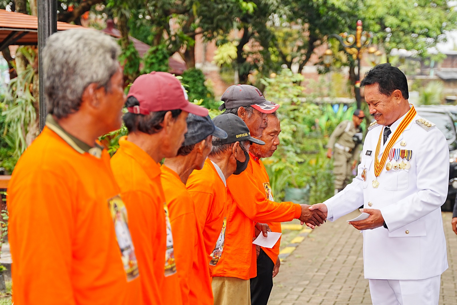 Foto 2 dari 5: Petugas Kebersihan Ikut Pegang Piala Adipura, Wali Kota : Ini Kesuksesan Kita Bersama
