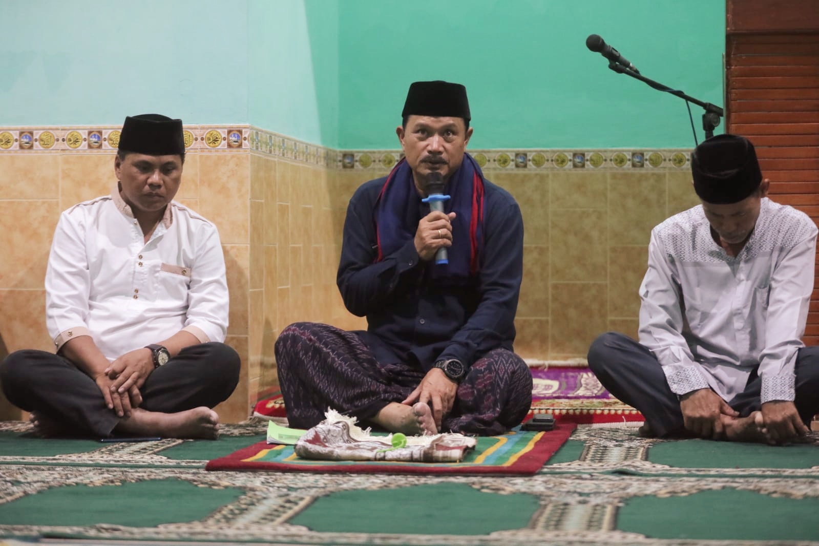 Shalat Magrib di Masjid Al Iman, Wali Kota Beri Santunan Hingga Bantuan untuk Pavingisasi