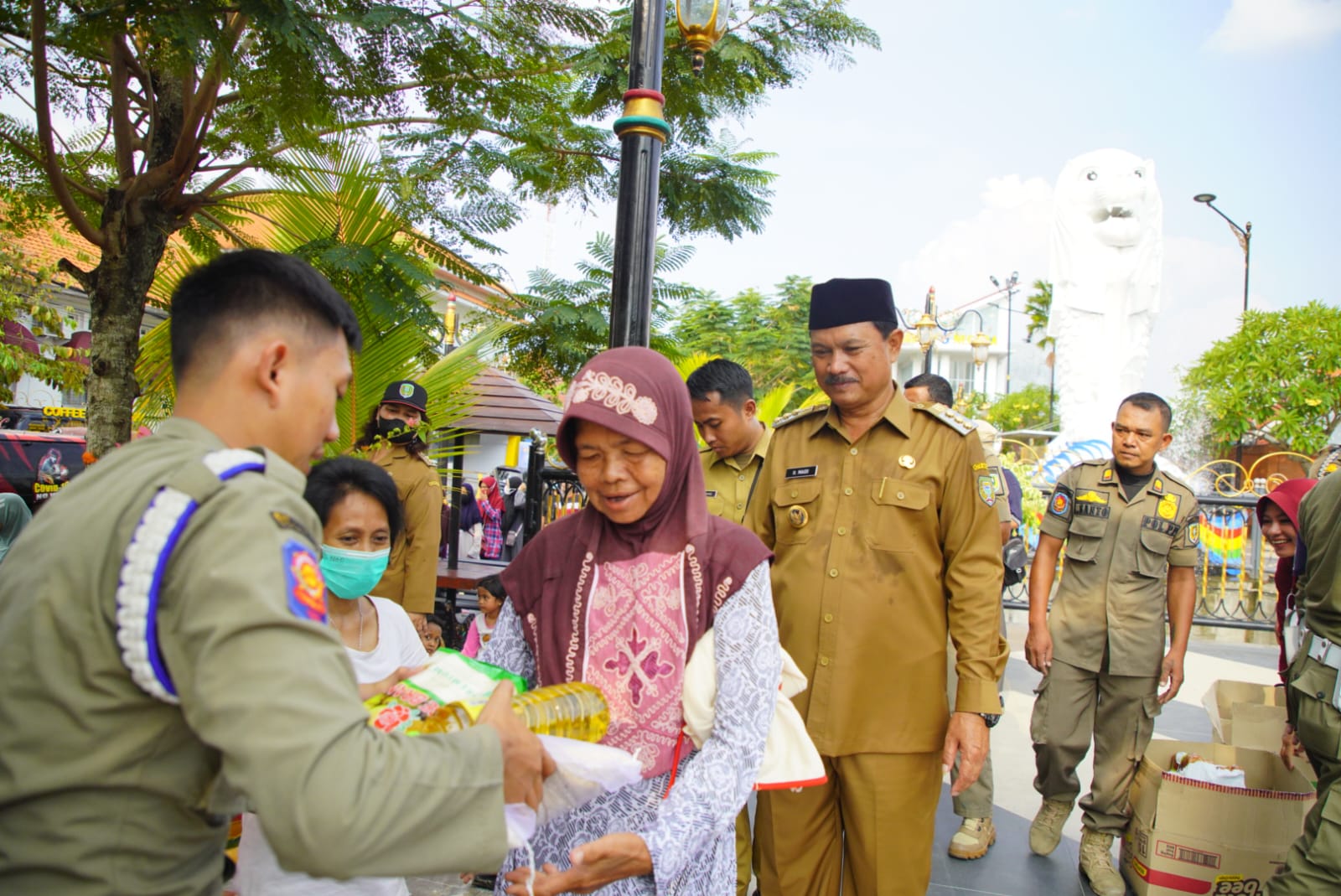 Foto 8 dari 10: Berbagi Kebahagiaan Hari Raya, Wali Kota Salurkan Sembako Kepada Warga Sekitar Tempat Wisata Hingga Penghuni Rusunawa