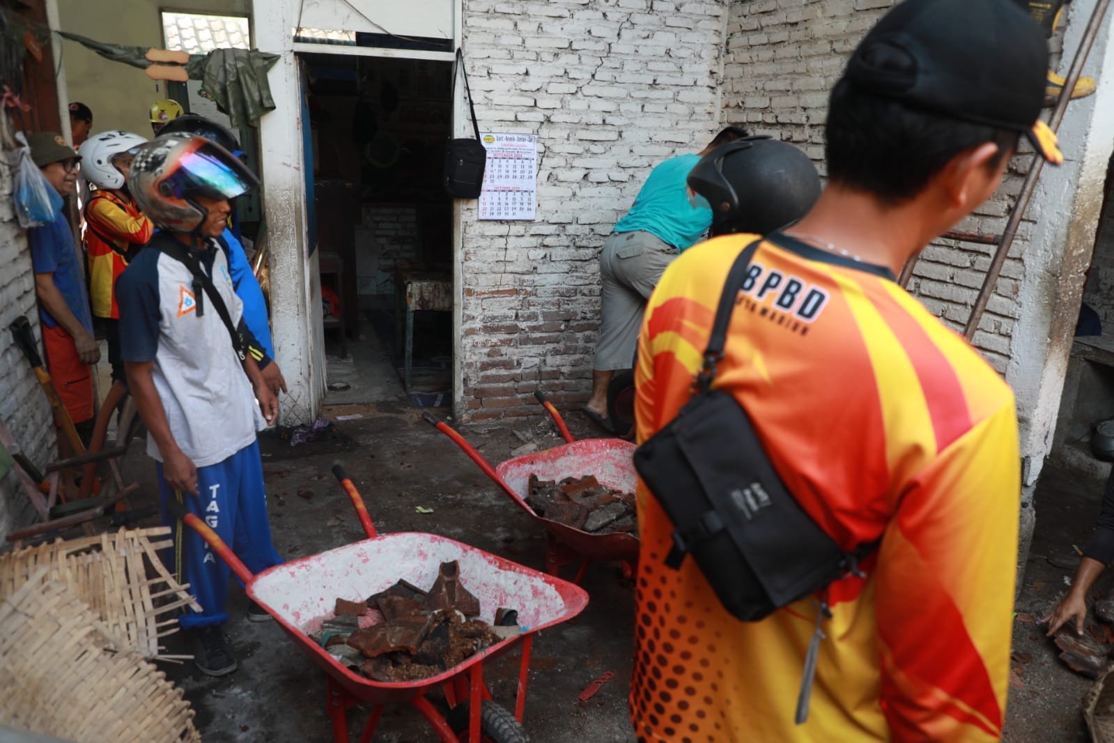 Foto 10 dari 11: Pj Walikota Serahkan Bantuan Kepada Korban Rumah Roboh