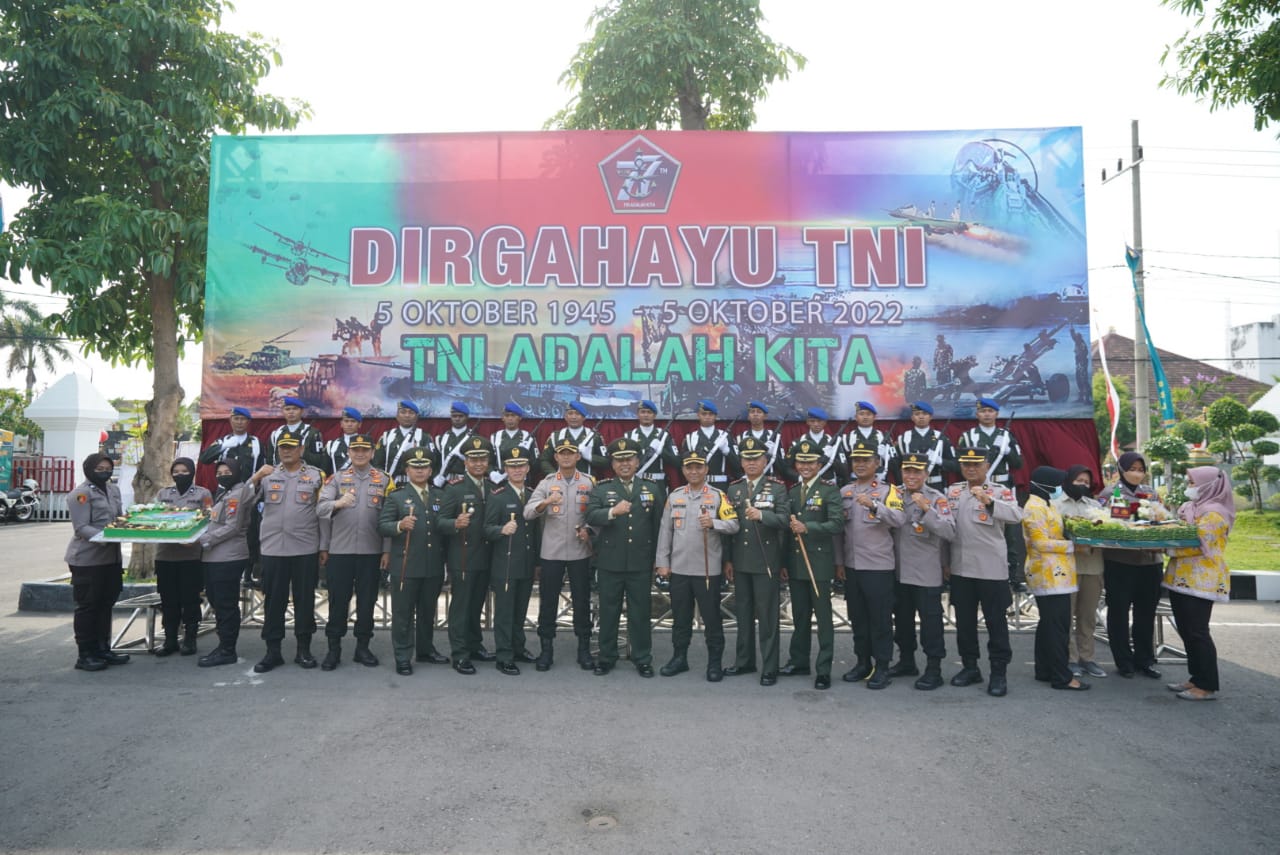 Foto 10 dari 11: Rayakan HUT Ke-77 TNI, Polisi Kota/Kabupaten Beri Kejutan Untuk Korem