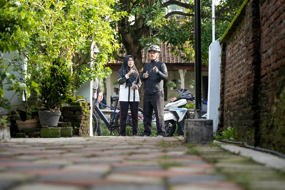 Foto 3 dari 8: Gowes Jumat Sehat, Wali Kota Cek Pavingisasi, Tinjau Masyarakat, Serta Beri Arahan Pejabat
