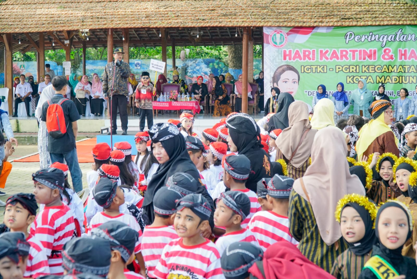 Foto 7 dari 12: Peringati Hardiknas dan Hari Kartini, 1.600 Anak TK se-Kecamatan Taman Gelar Pawai Budaya, Bunda PAUD Beri Apresiasi