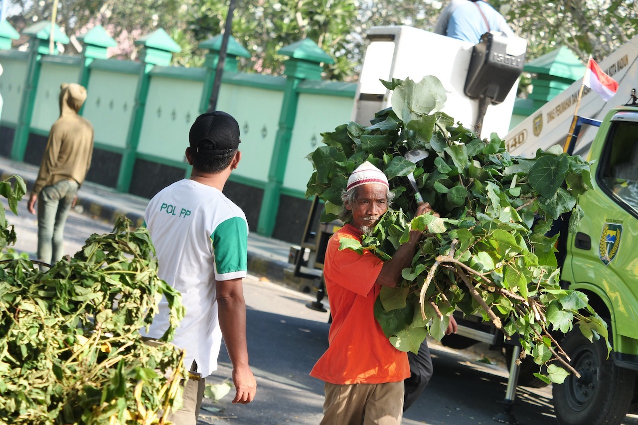Foto 5 dari 8: Lapangan Gulun Dibersihkan, Libatkan 150 Petugas Gabungan Hingga Pedagang