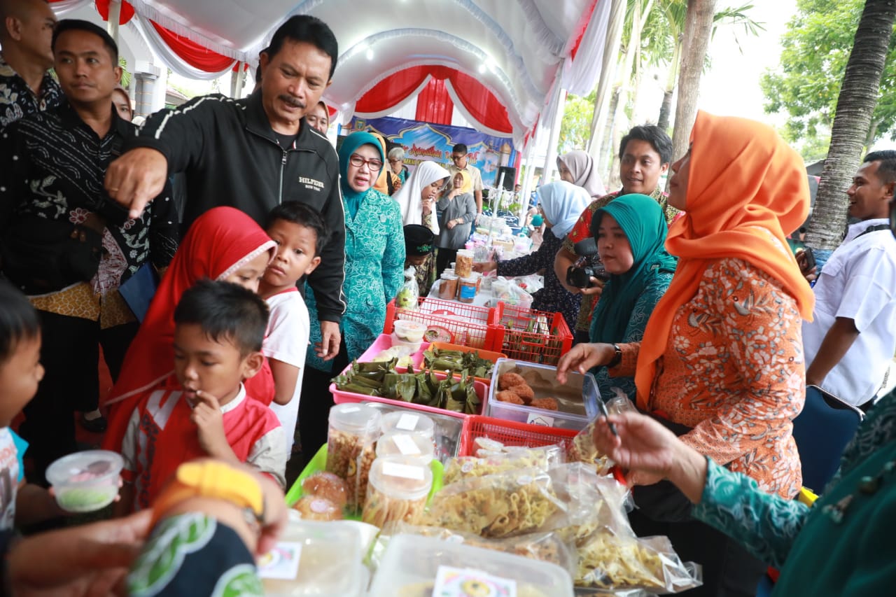 Foto 3 dari 13: Buka Bazar Ramadan Kecamatan Manguharjo, Wali Kota: Ramadan Semua Harus Bahagia
