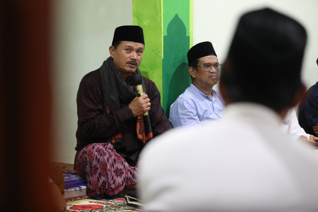Foto 4 dari 11: Salat Isya di Mushala Al-Ikhlas Ngegong, Wali Kota Sampaikan Program Pembangunan