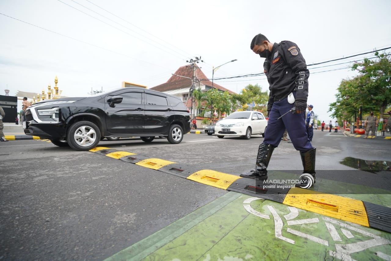 Foto 4 dari 4: Fasilitasi Pengunjung Dari "Singapura" Ke "Mekkah", Wali Kota Pasang Rubber Speed Dan Pelican Crossing Di PSC