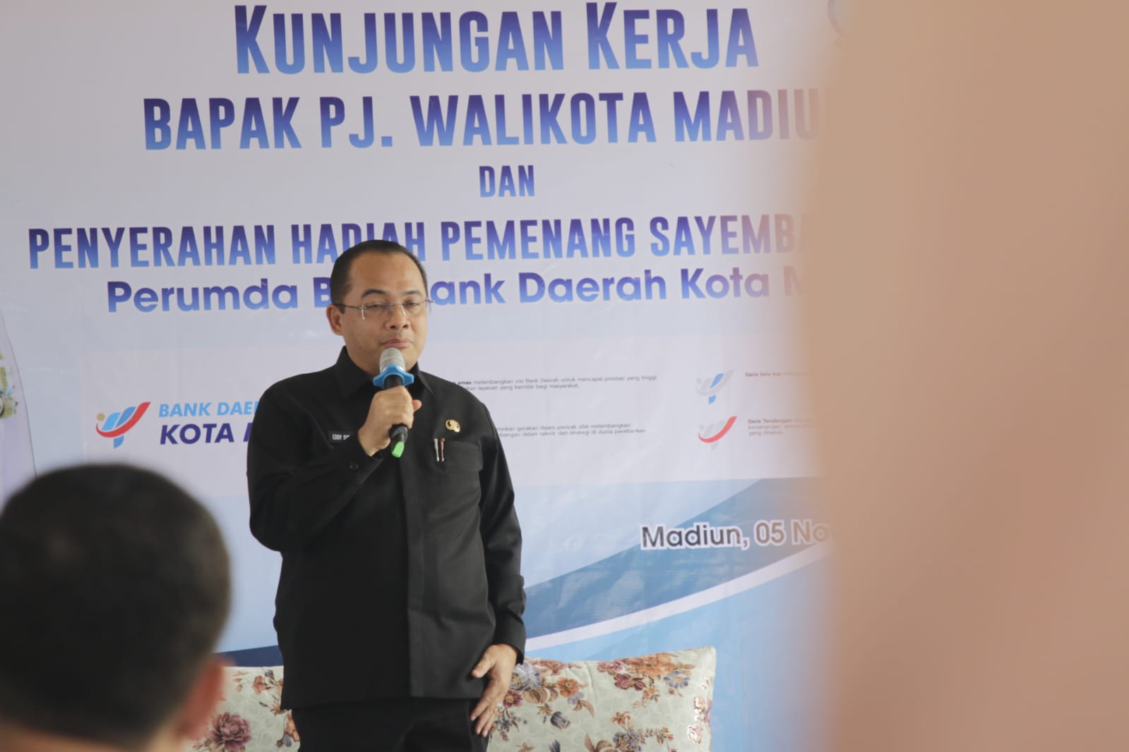 Foto 2 dari 17: Kunjungan Kantor Perumda BPR Bank Daerah Kota Madiun, Pj Wali Kota Apresiasi Kinerja Dan Dorong Inovasi Untuk Tingkatkan Performa Pegawai