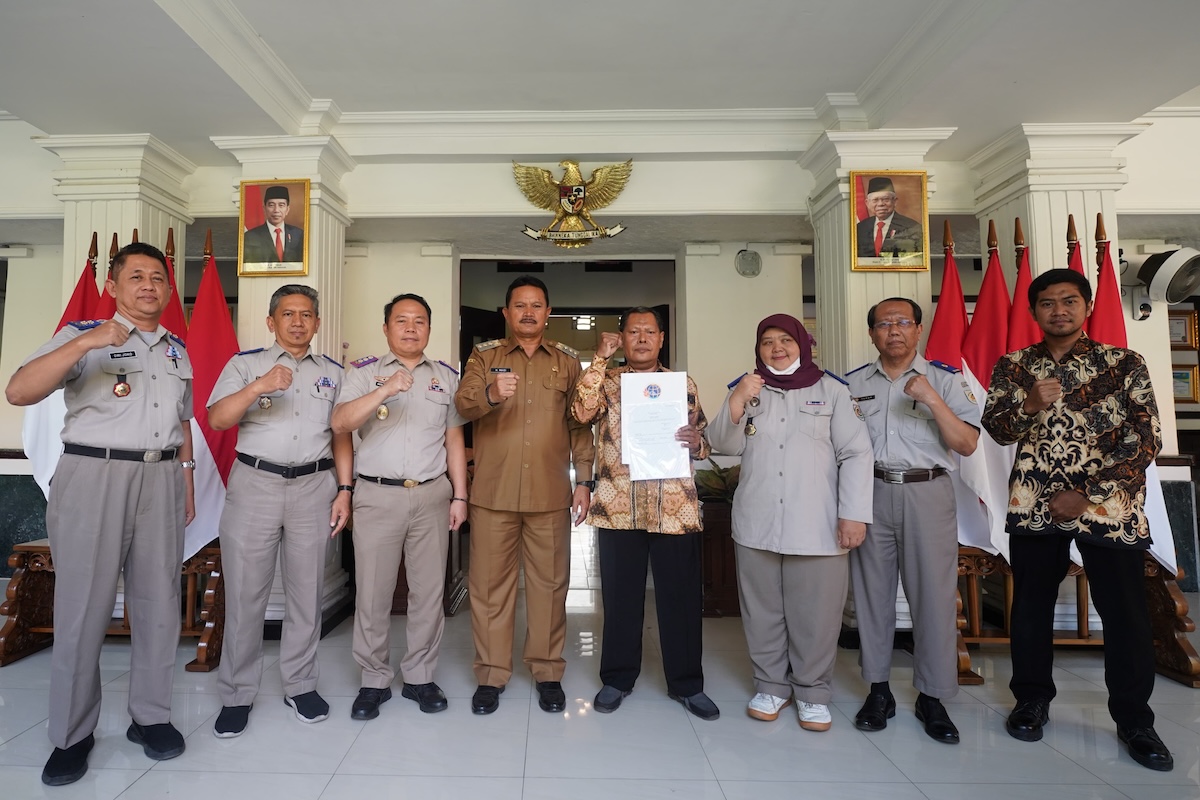 Foto utama berita: Serah Terima Perdana Sertipikat Tanah Elektronik, Wali Kota Dr.Maidi: Pendataan Tanah Lebih Efektif