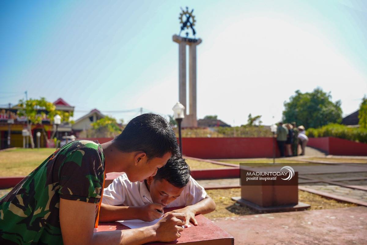 Foto 3 dari 9: Peringati HUT Sekolah, Siswa SMPN 2 Kota Madiun Napak Tilas Ke Tugu Pahlawan