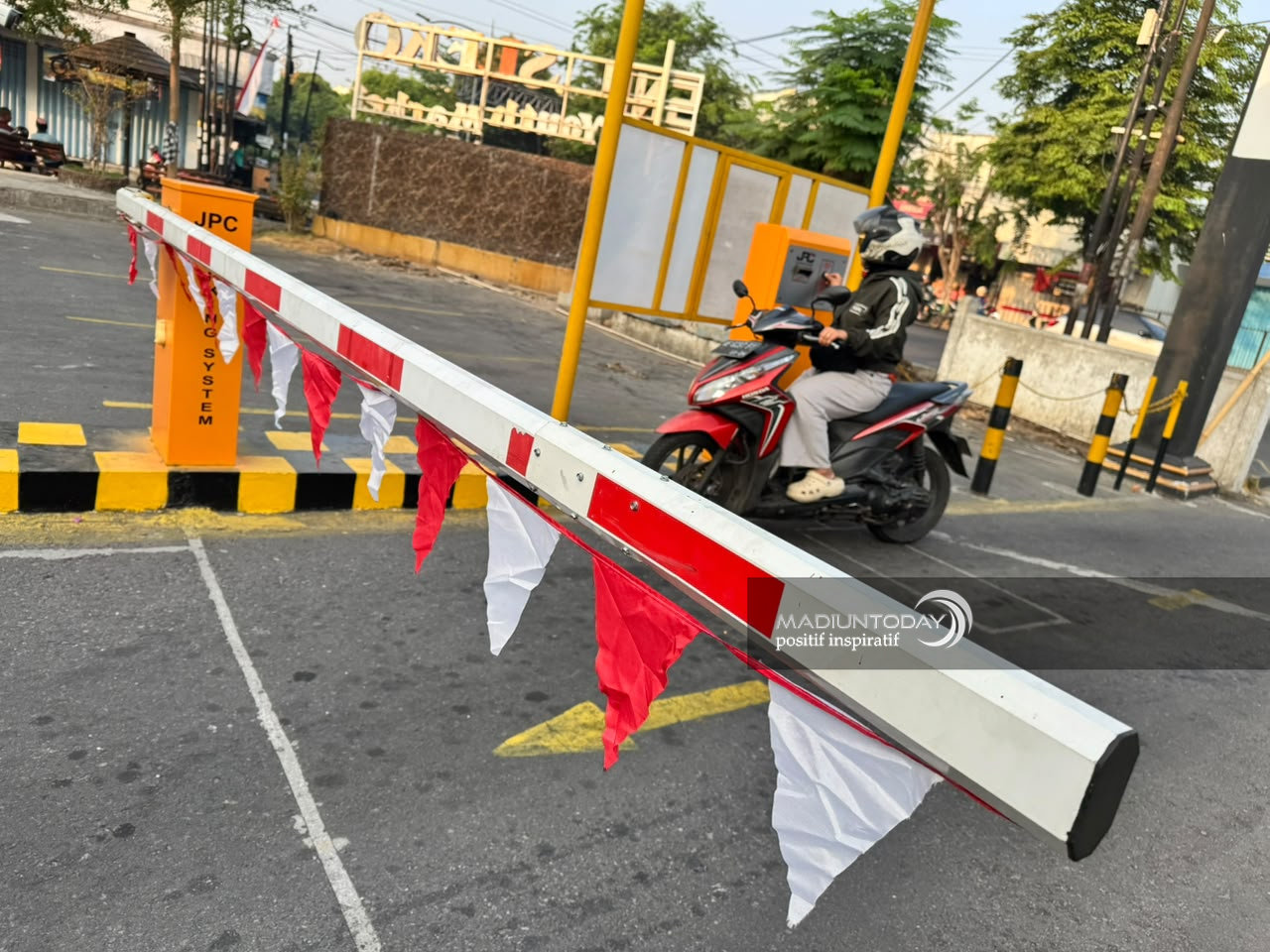 Foto utama berita: Parkir Pasar Sleko Bakal Dikelola Perumda Aneka Usaha, Plt Wali Kota: Pemda Harus Kreatif Gali Potensi Pendapatan