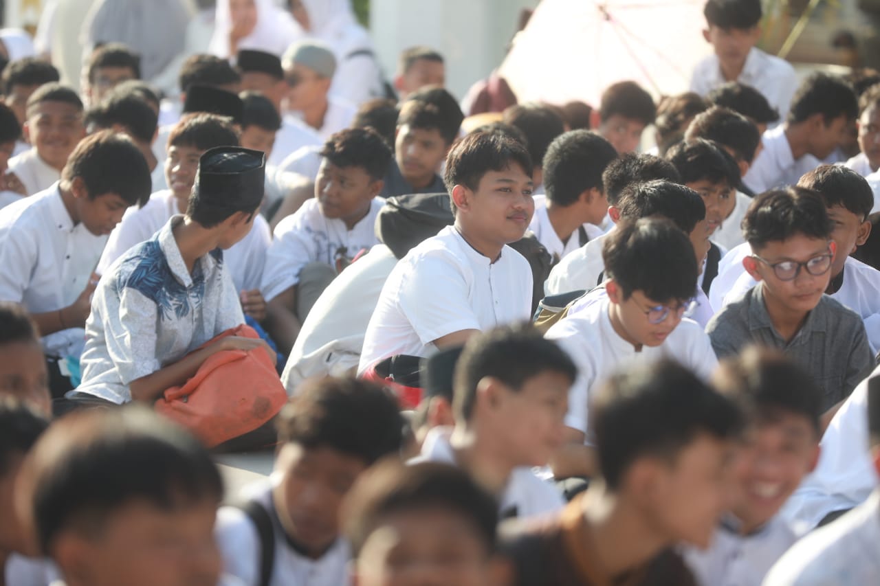 Foto 3 dari 14: Hadiri Peringatan Isra Mi’raj SMPN 7 dan 14 di PRC, Wali Kota Harap Jadi Momentum Mempertebal Keimanan