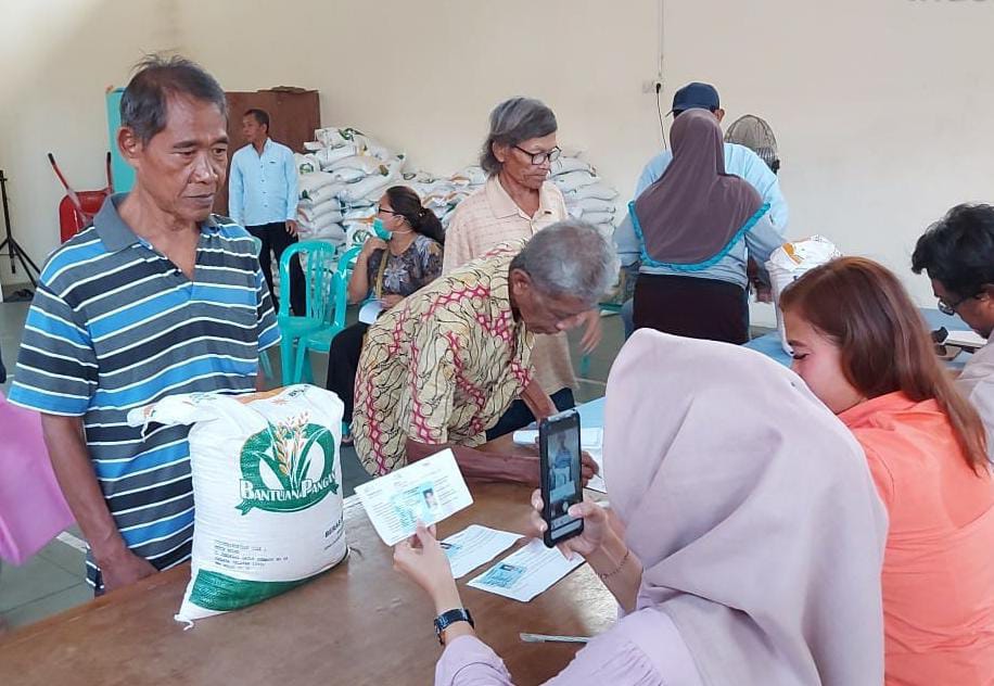 Foto 2 dari 3: Masuki Pencairan Termin Ketiga, Ada 9.668 Penerima Bantuan Pangan di Kota Pendekar, Tiap Penerima Total Dapat 60 Kilogram
