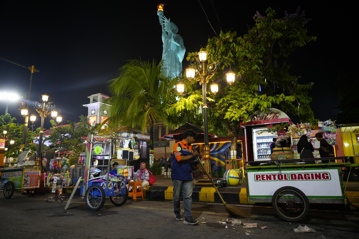 Gercep! Petugas Kebersihan Bersihkan Sisa Sampah Malam Tahun Baru