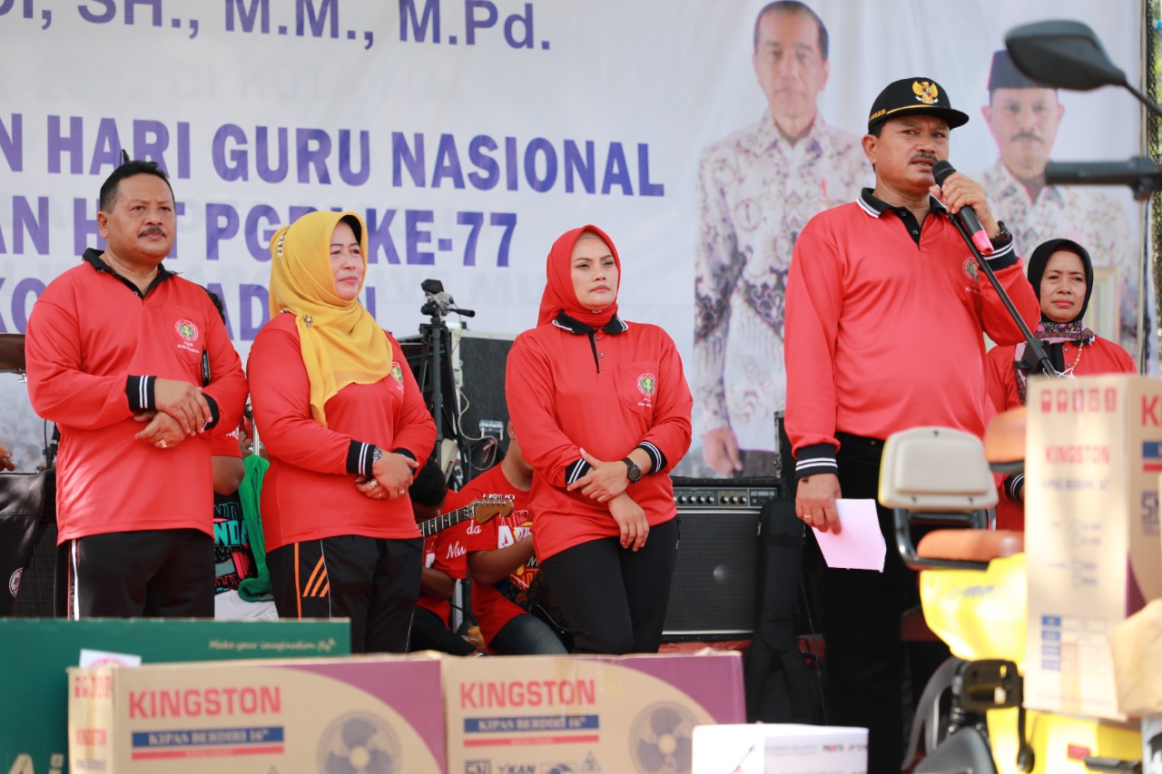 Foto 3 dari 9: Wali Kota Maidi Raih Anugerah Dwija Praja Nugraha, PGRI Gelar Tasyakuran