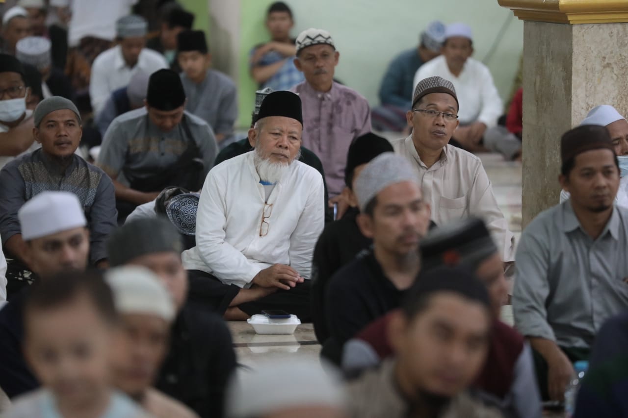 Foto 6 dari 11: Wali Kota Maidi Beri Apresiasi Digelarnya Pengajian Umum Peringatan Hari Santri