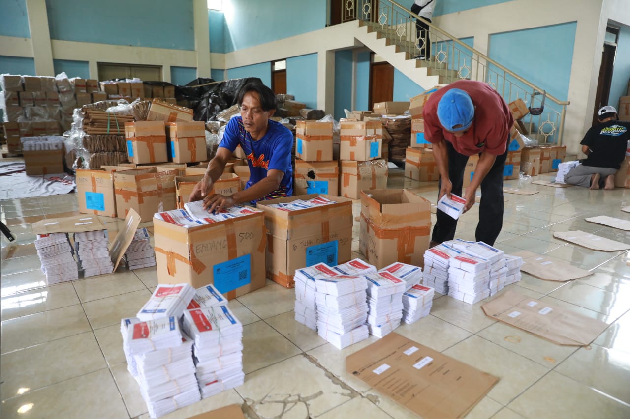 Foto 7 dari 9: KPU Kota Madiun Mulai Setting Logistik Usai Sortir Surat Suara