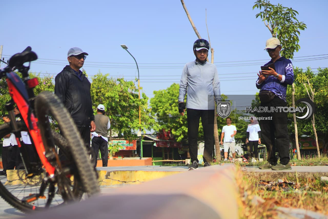 Foto 5 dari 19: Gowes Keliling Kota, Plt Wali Kota Madiun Cek P2L, Data Ekonomi hingga Kebersihan Lingkungan