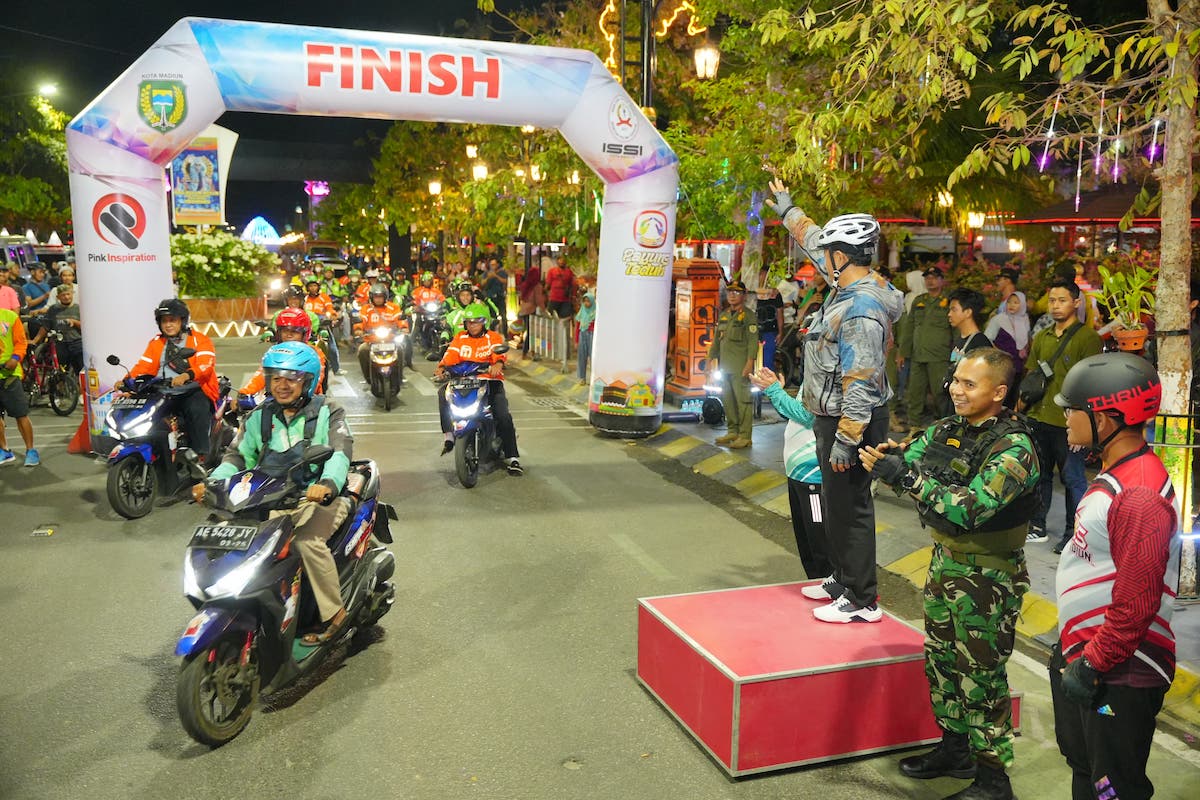 Foto 3 dari 8: Buka Event Gowes Malam, Wali Kota Ajak Masyarakat Jaga Kesehatan