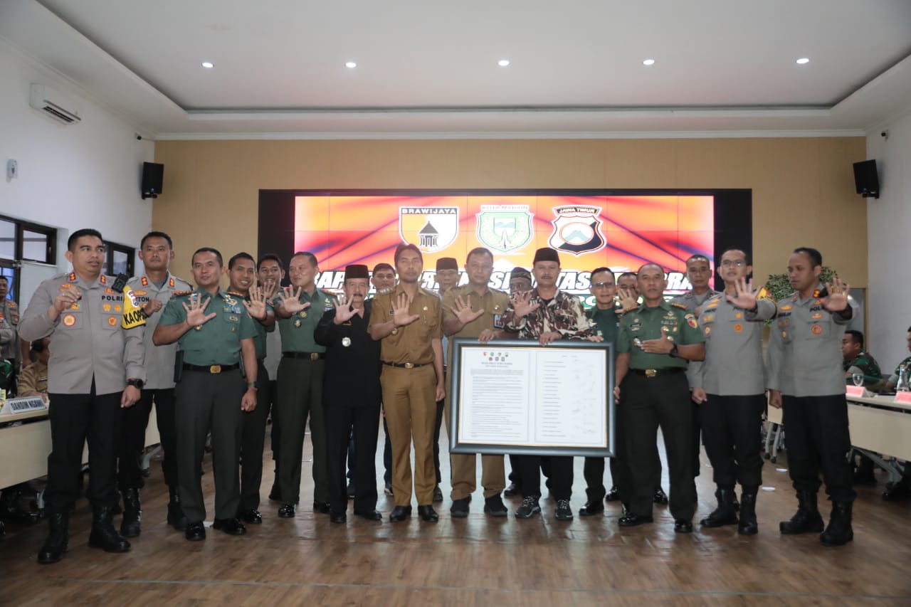 Foto 1 dari 5: Pastikan Kota Madiun Aman, Stakeholder Teken Perjanjian Aman Suro