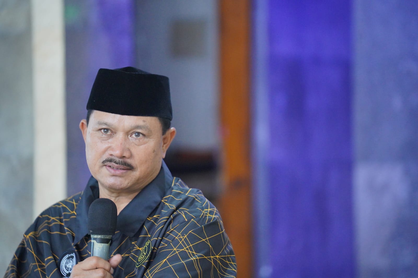 Foto 2 dari 10: Wali Kota Salurkan Tali Asih hingga Tawarkan Mabour untuk Ibu-Ibu Pengajian