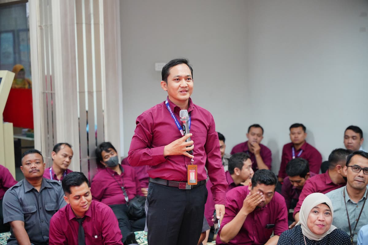 Foto 3 dari 8: Beri Motivasi Karyawan Bank Jatim, Wali Kota: Harus Mengedepankan Hasil Kerja Bukan Jam Kerja