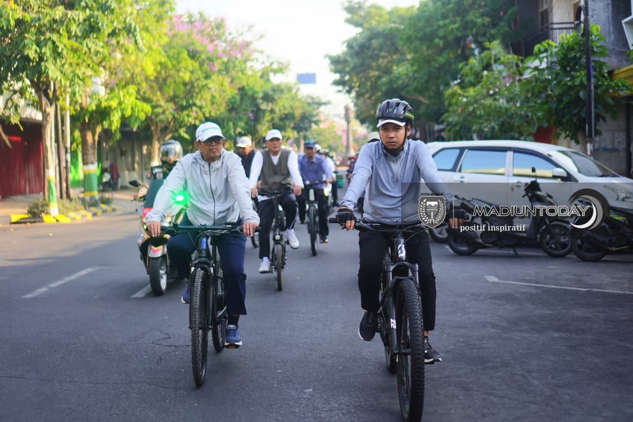 Foto 18 dari 19: Gowes Keliling Kota, Plt Wali Kota Madiun Cek P2L, Data Ekonomi hingga Kebersihan Lingkungan