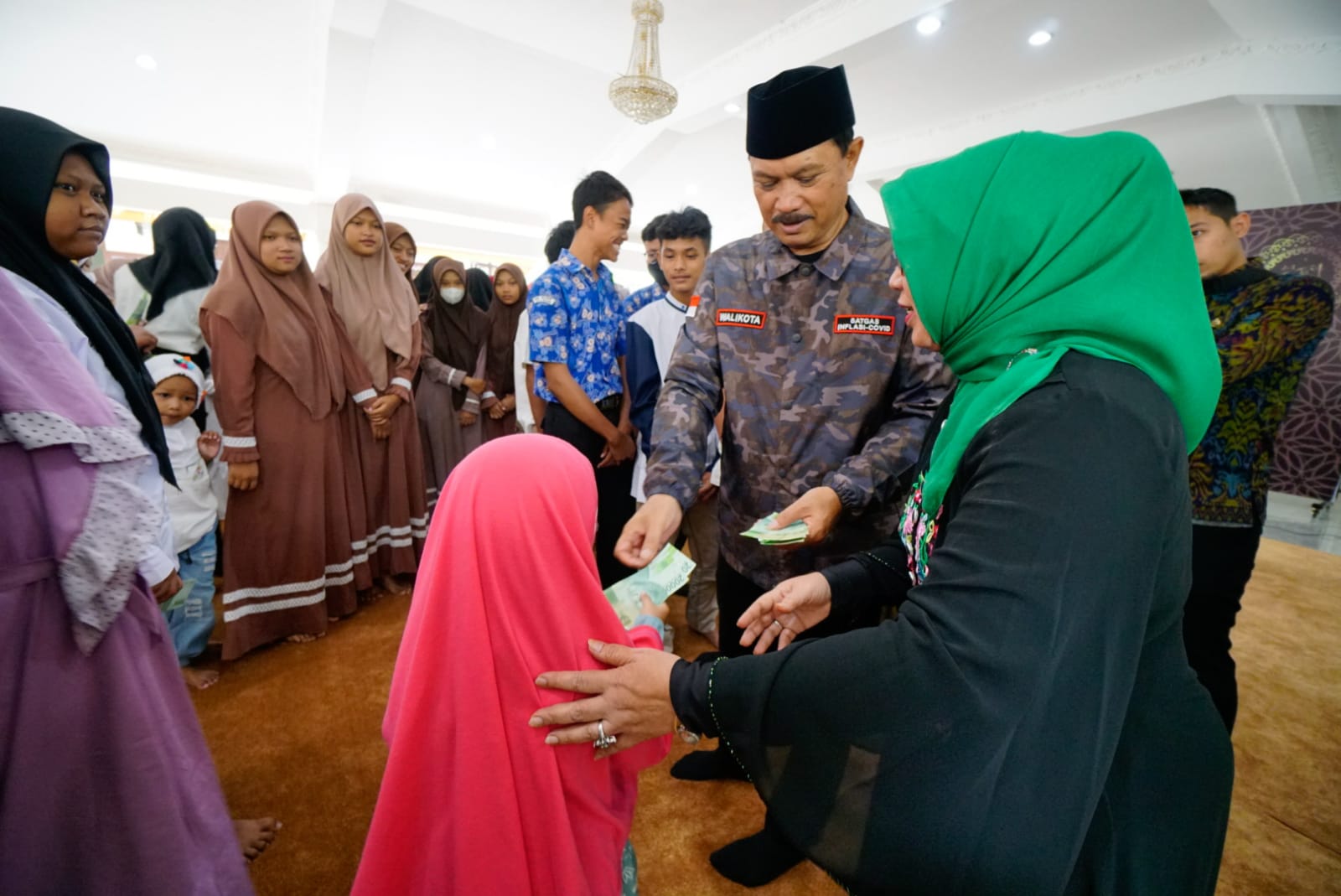 Foto 15 dari 16: Berbagi Kebahagiaan Dengan Anak Yatim, Wali Kota Ajak Keliling Naik Elcito