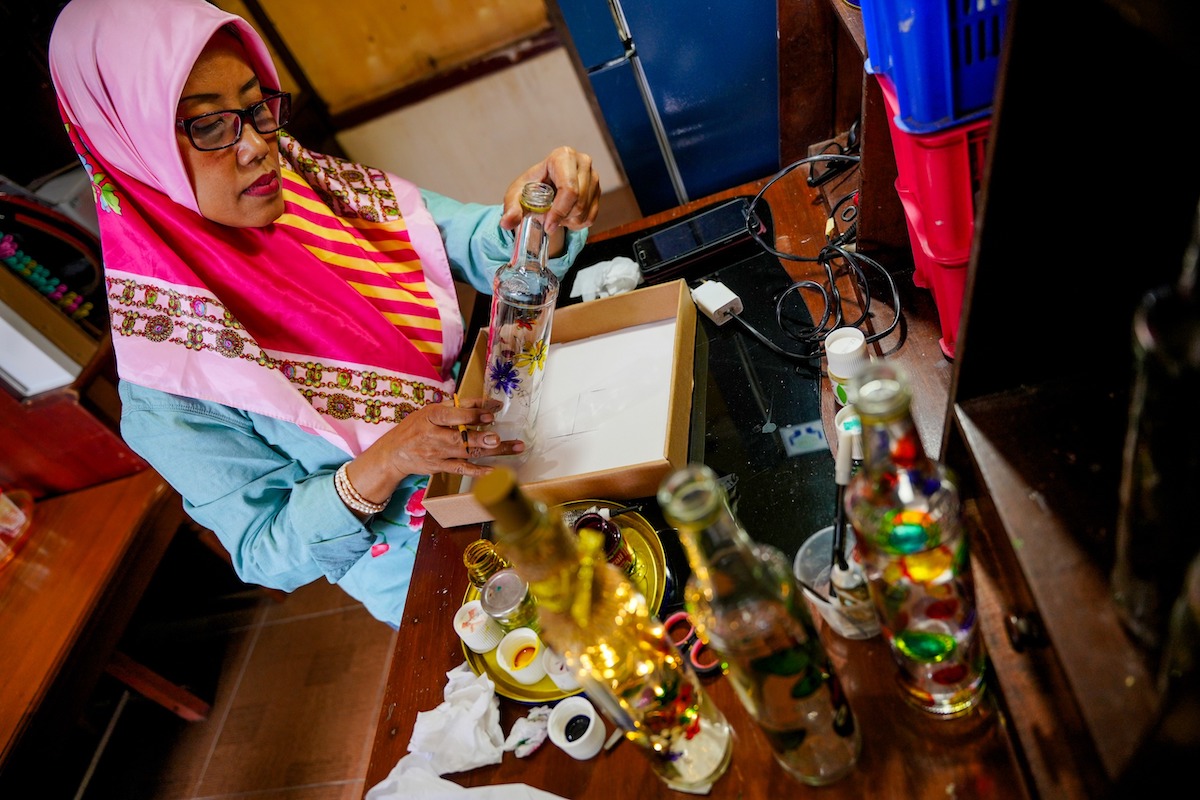 Foto 4 dari 9: Cantiknya Glass Painting Berhias Lampu Karya Myartin Indriawatie