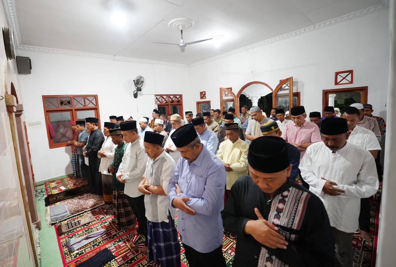 Foto 2 dari 10: Gelar Safari Ramadhan, Wali Kota Ikuti Shalat Isya Dan Tarawih Di Mushola Al Ikhlas Bersama Warga