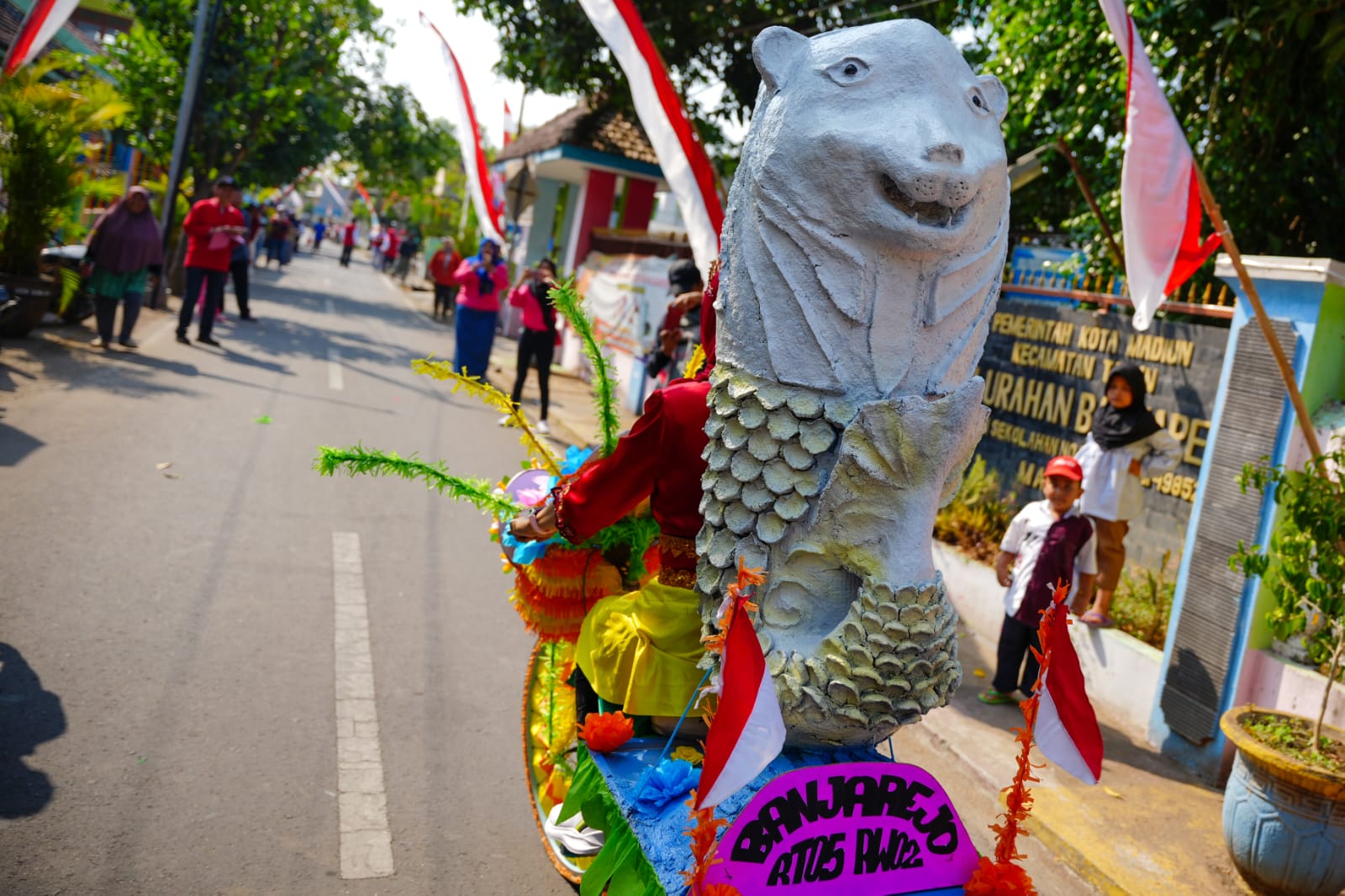 Foto 6 dari 9: Bertabur Kreasi Warga Lewat Blooming Carnival Kelurahan Banjarejo