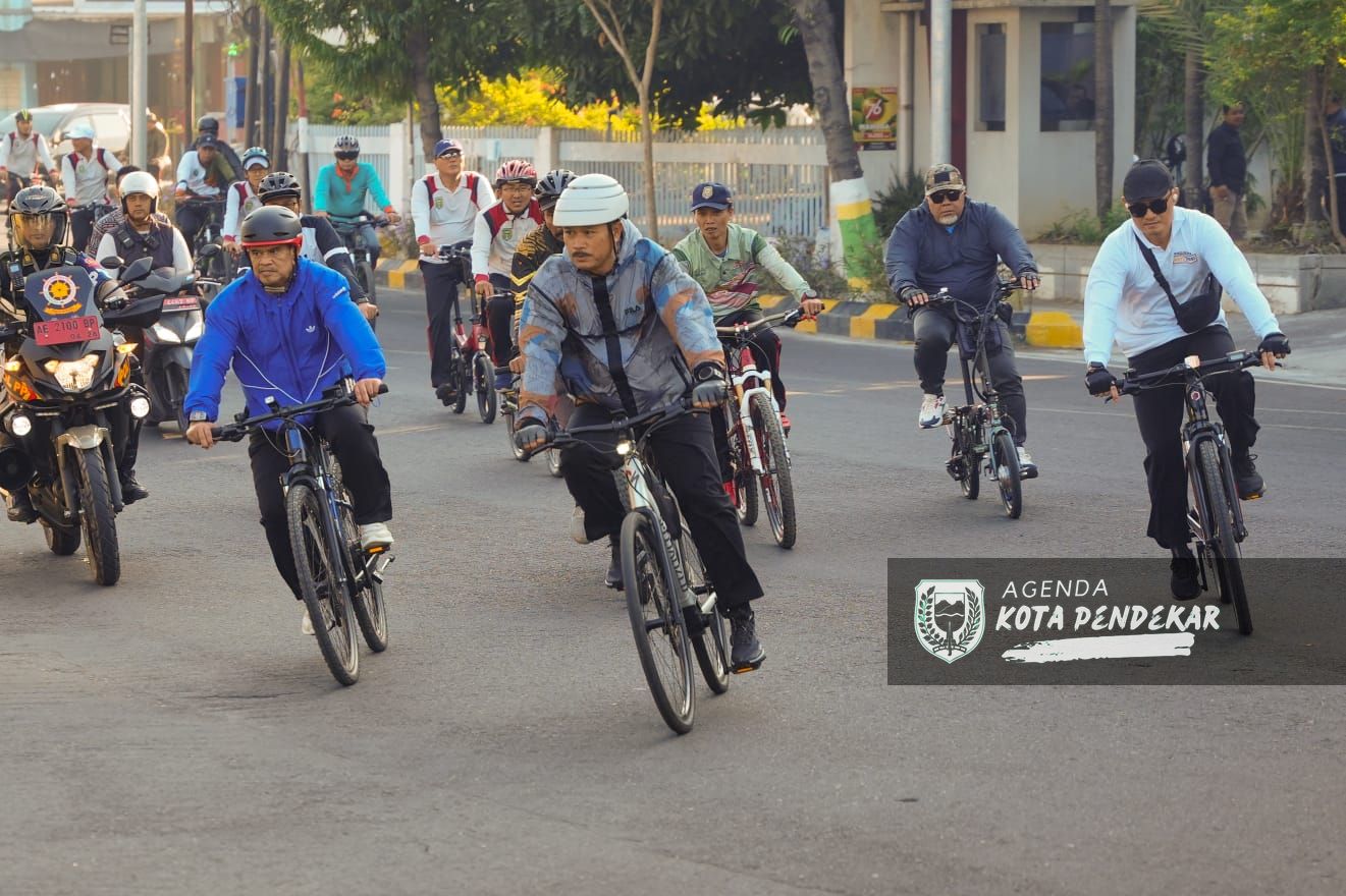 Foto 4 dari 8: Sambil Gowes, Wali Kota Salurkan Bantuan Pangan KRS Tahap Dua Bapanas
