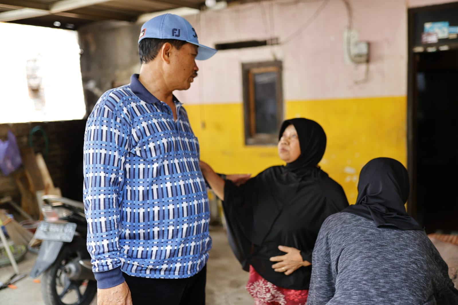 Foto 2 dari 9: Tebarkan Suka Cita, Wali Kota Salurkan Sembako Untuk Warga Kampung Baru Demangan