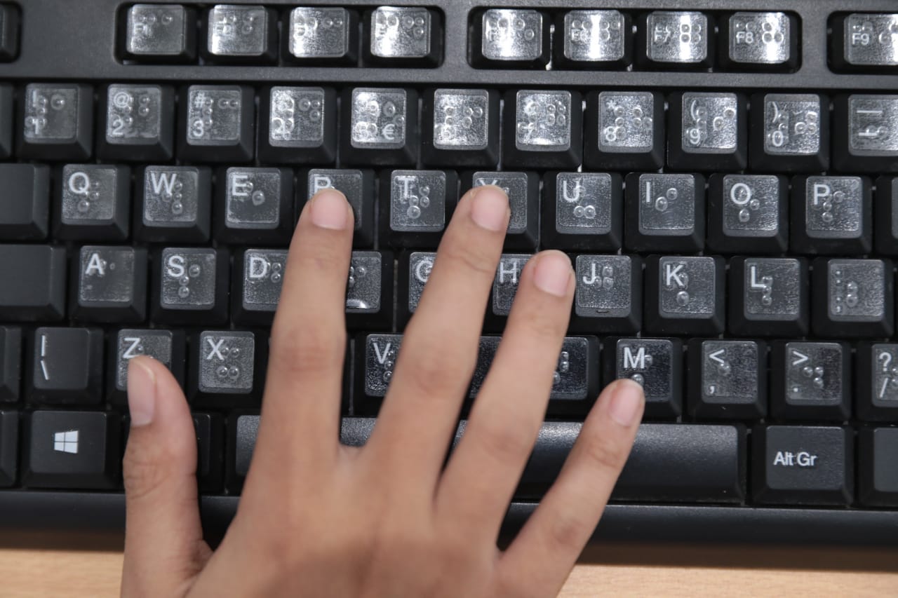 Foto 4 dari 5: Madiun Kota Setara! Dinas Kominfo Fasilitasi Keyboard Braille Agar Difabel Mudah Akses Informasi
